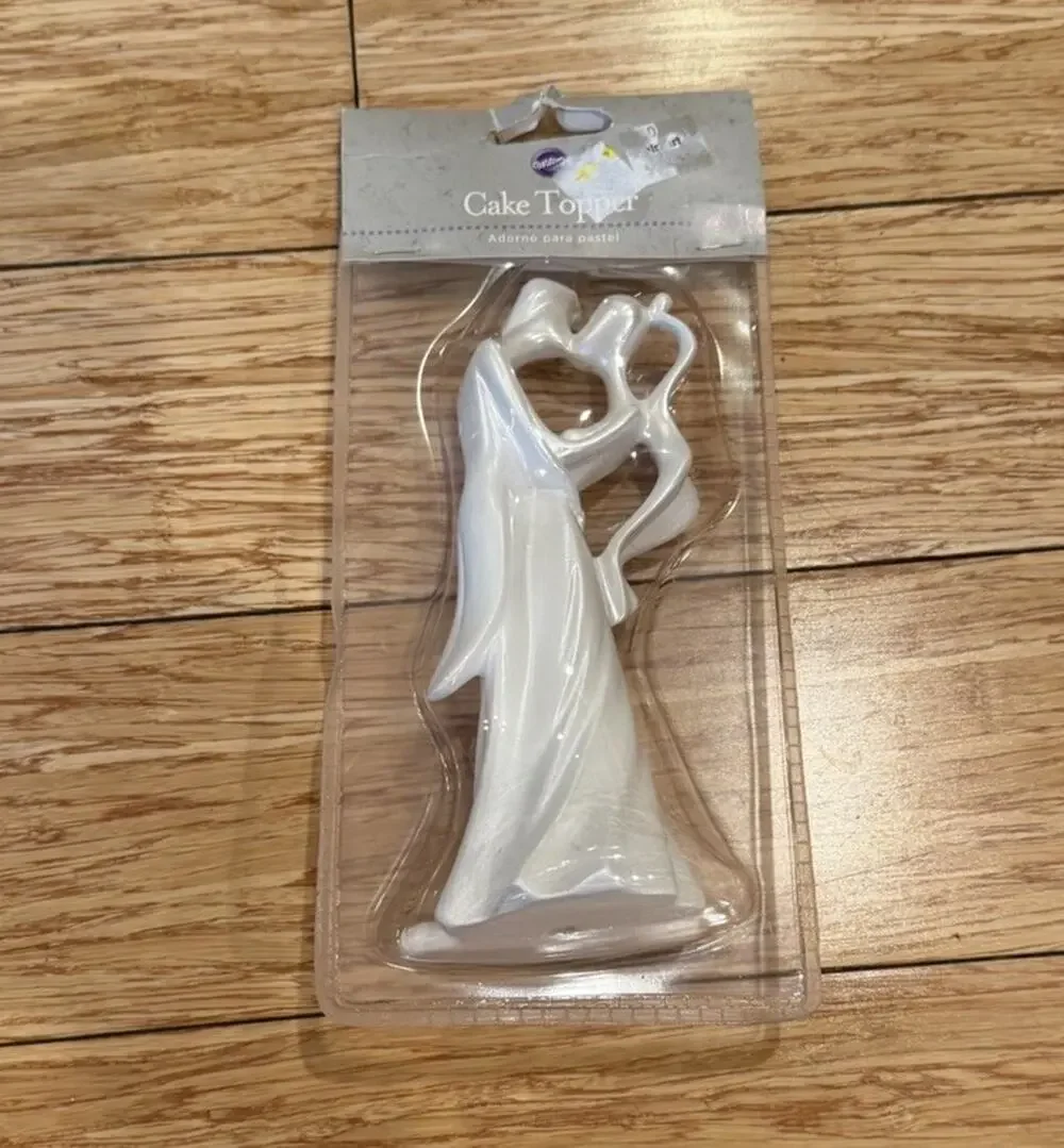 New Wilton Stock No.115-1060 First Kiss Wedding Cake Topper Modern White 6.5”
